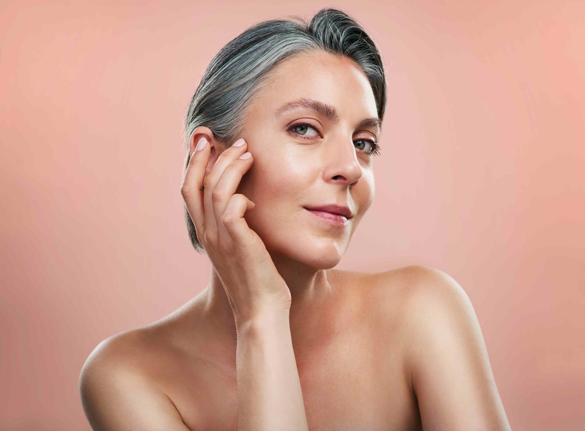 Frau schaut in die Kamera